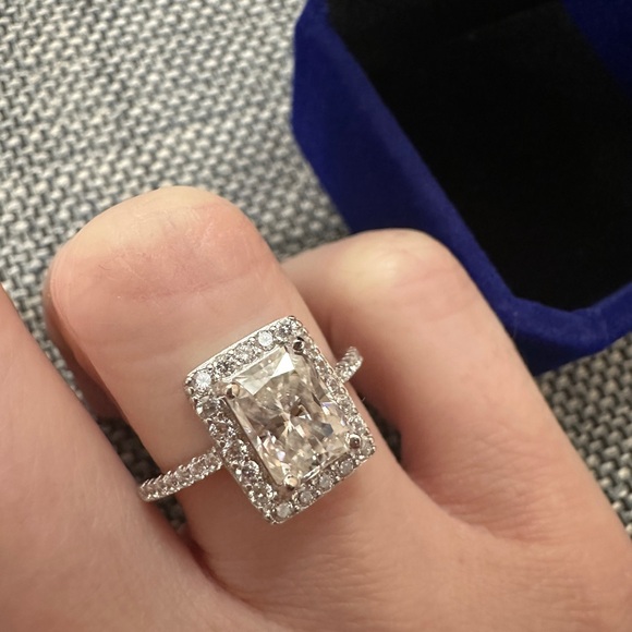 Moissanite radiant cut ring, 2CT, D VVS1, S925. Size 6 - Picture 3 of 3